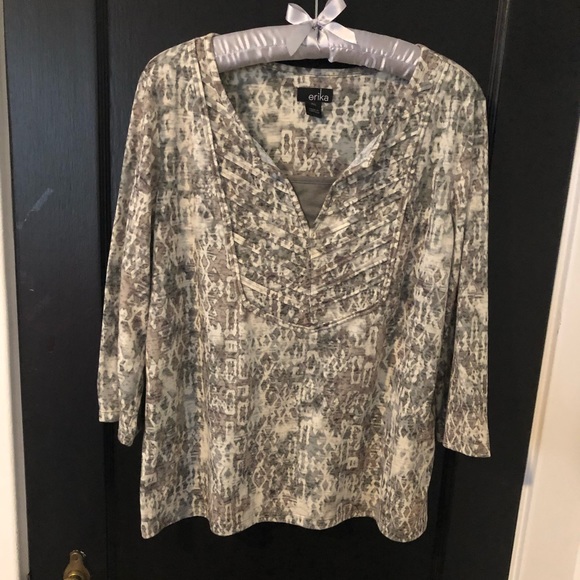 Woman’s top - Picture 1 of 2